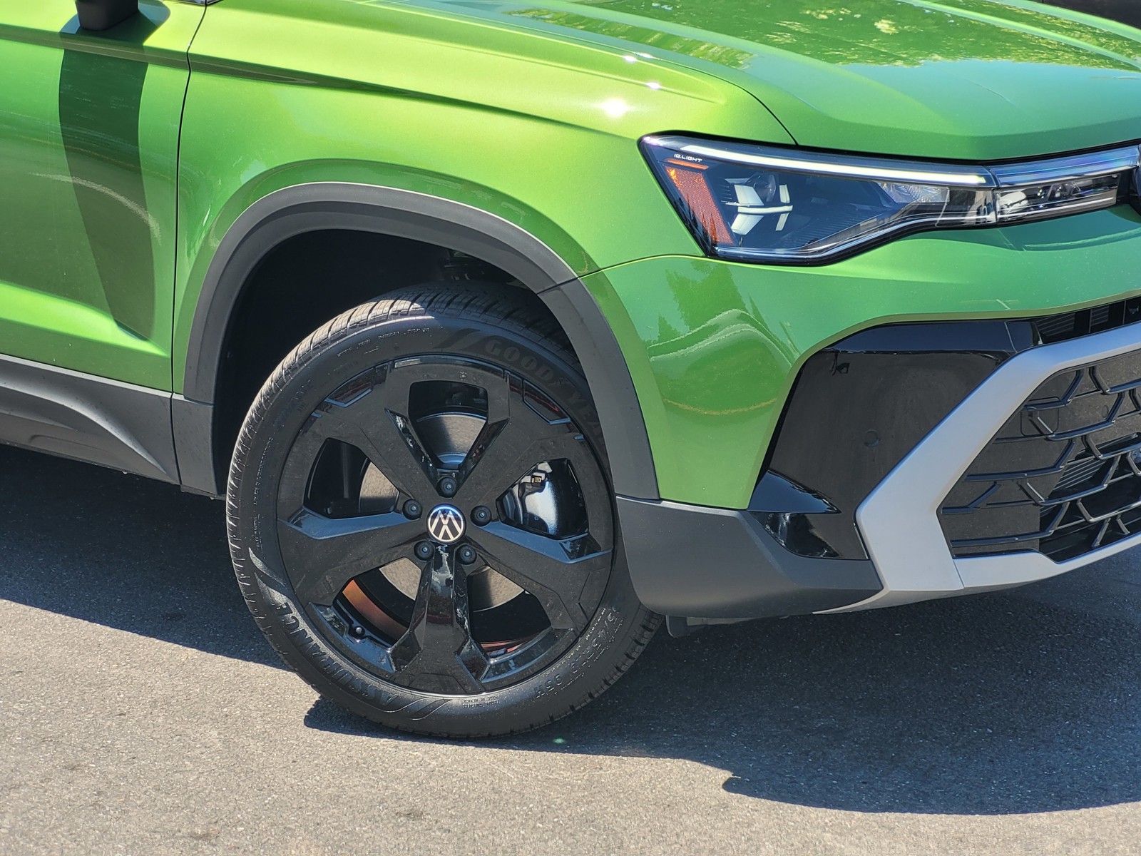 2025 Volkswagen Taos SEL photo 3