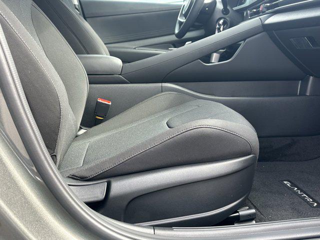 2025 Hyundai Elantra SE photo 13