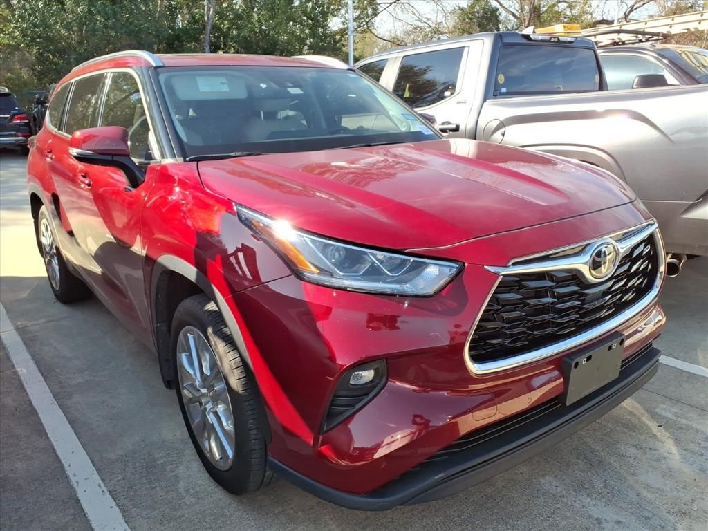 2023 Toyota Highlander Limited's photo