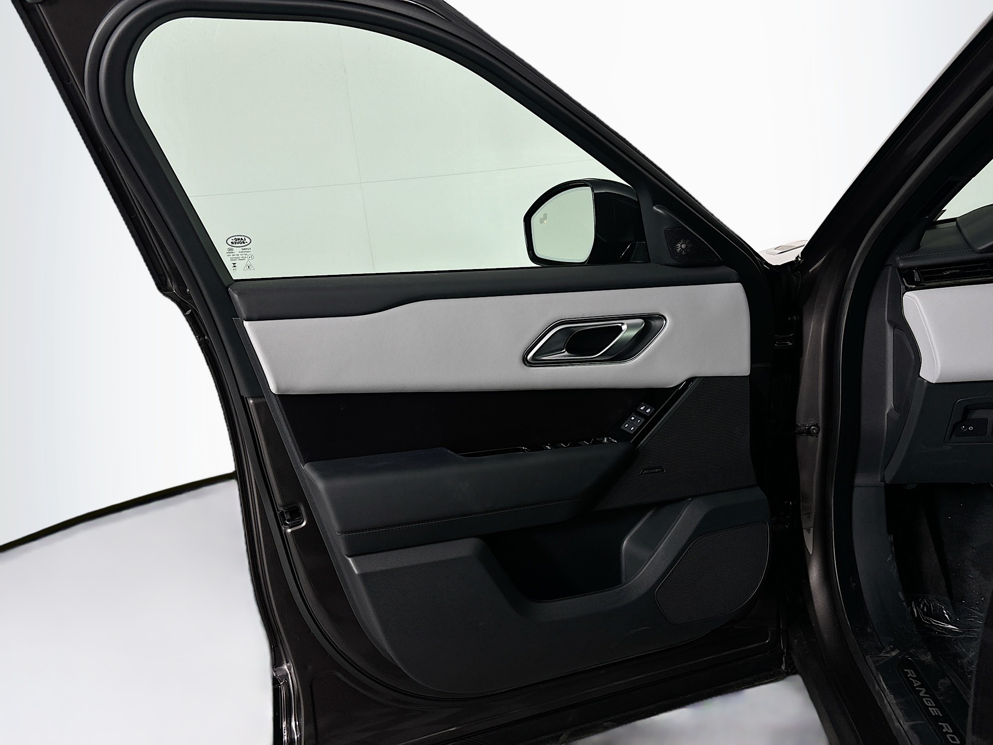 2026 Land Rover Range Rover Velar SE photo 8