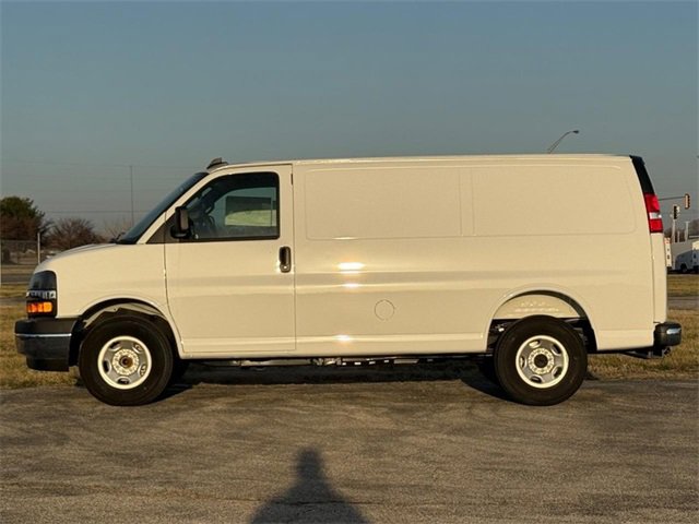 2025 Chevrolet Express Cargo 2500 Work photo 2