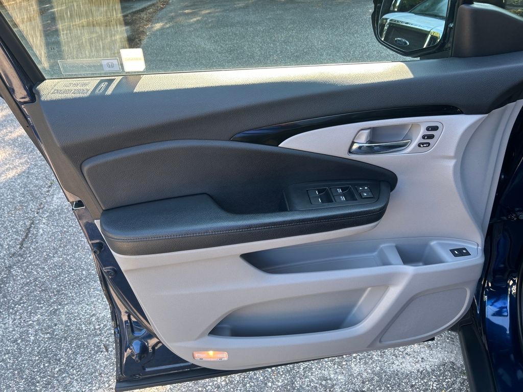 2017 Honda Pilot Touring photo 11