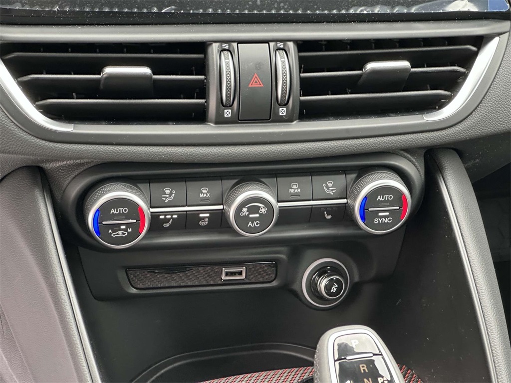 2024 Alfa Romeo Giulia Quadrifoglio photo 2