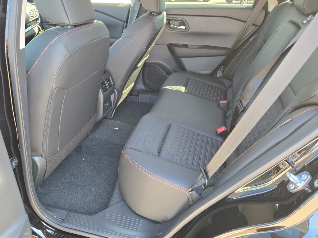 2026 Nissan Rogue SV photo 13