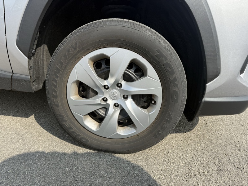 2022 Toyota RAV4 LE photo 3