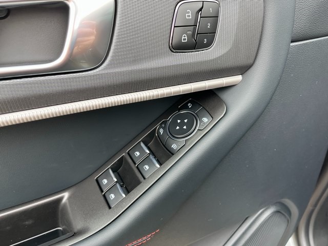 2025 Ford Explorer ST-Line photo 21