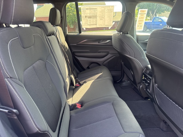 2025 Jeep Grand Cherokee Laredo photo 11