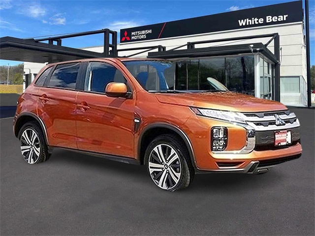 2024 Mitsubishi Outlander ES's photo