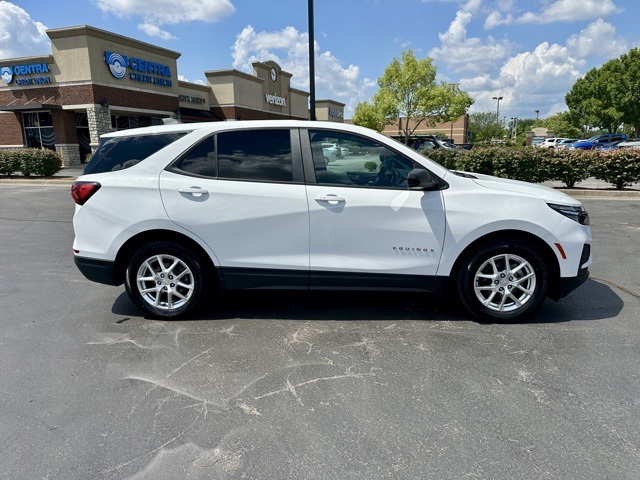 2022 Chevrolet Equinox LS photo 2