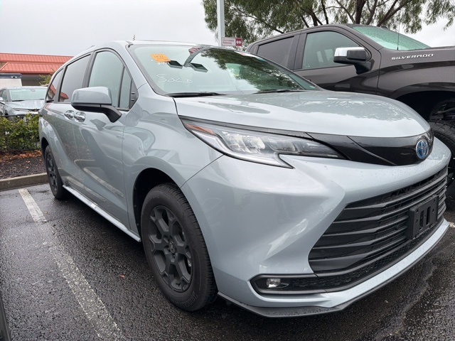 2025 Toyota Sienna Woodland Edition's photo