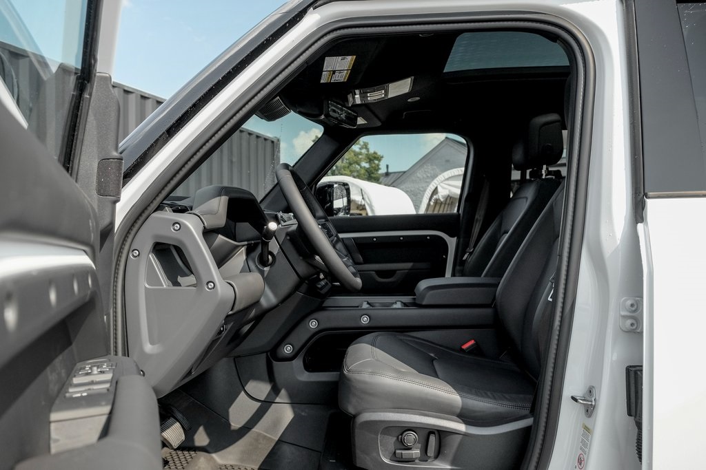 2025 Land Rover Defender 110 X-Dynamic SE photo 10