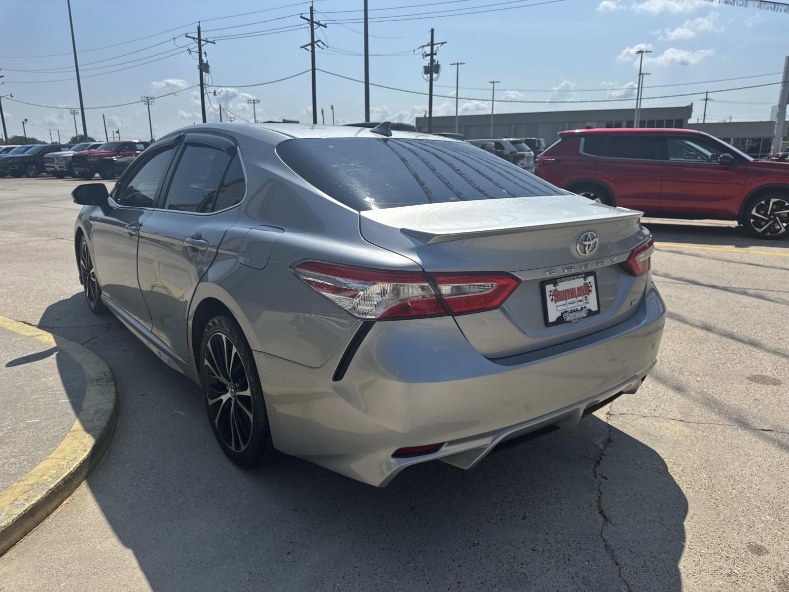 2020 Toyota Camry SE photo 4
