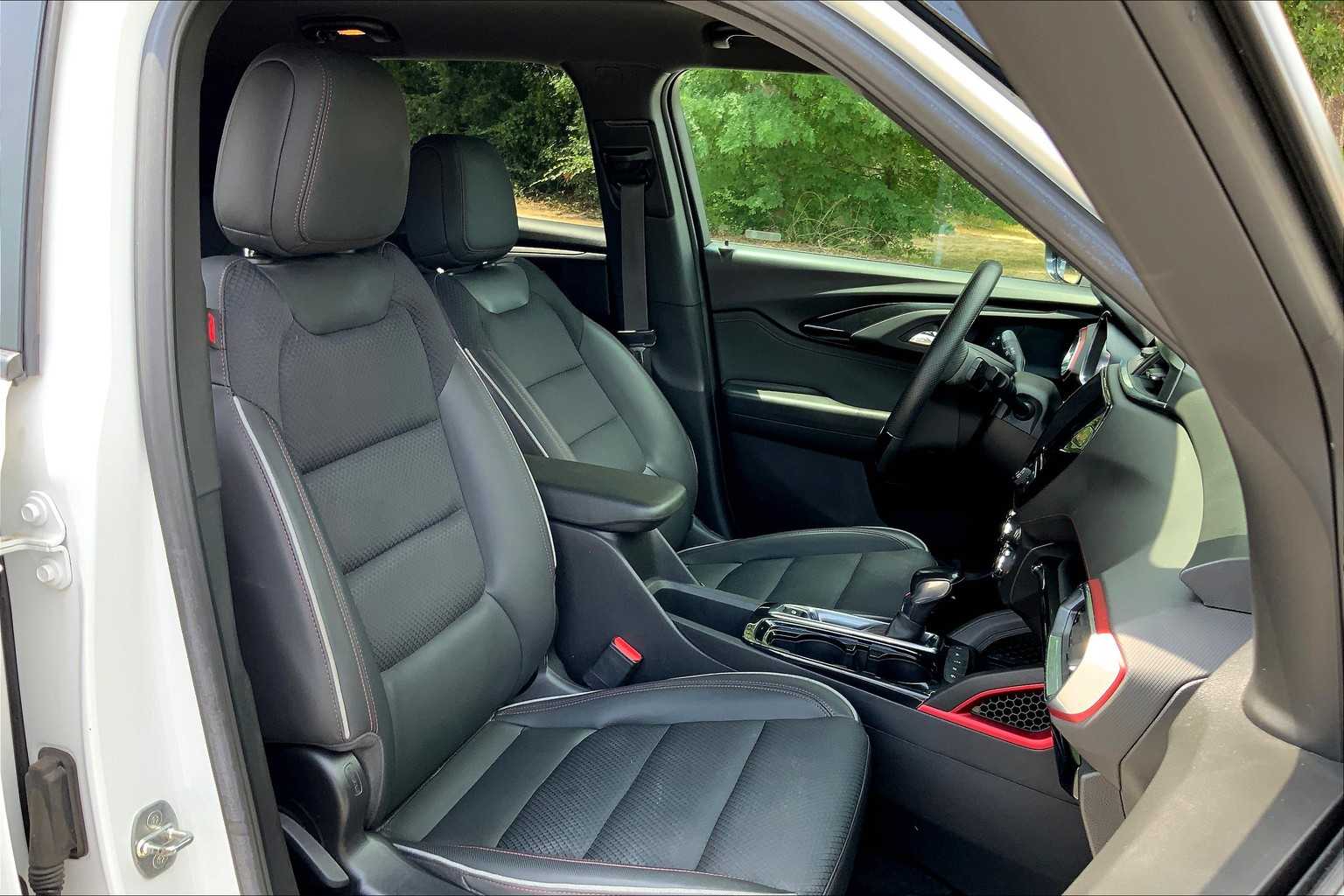 2021 Chevrolet Trailblazer RS photo 2