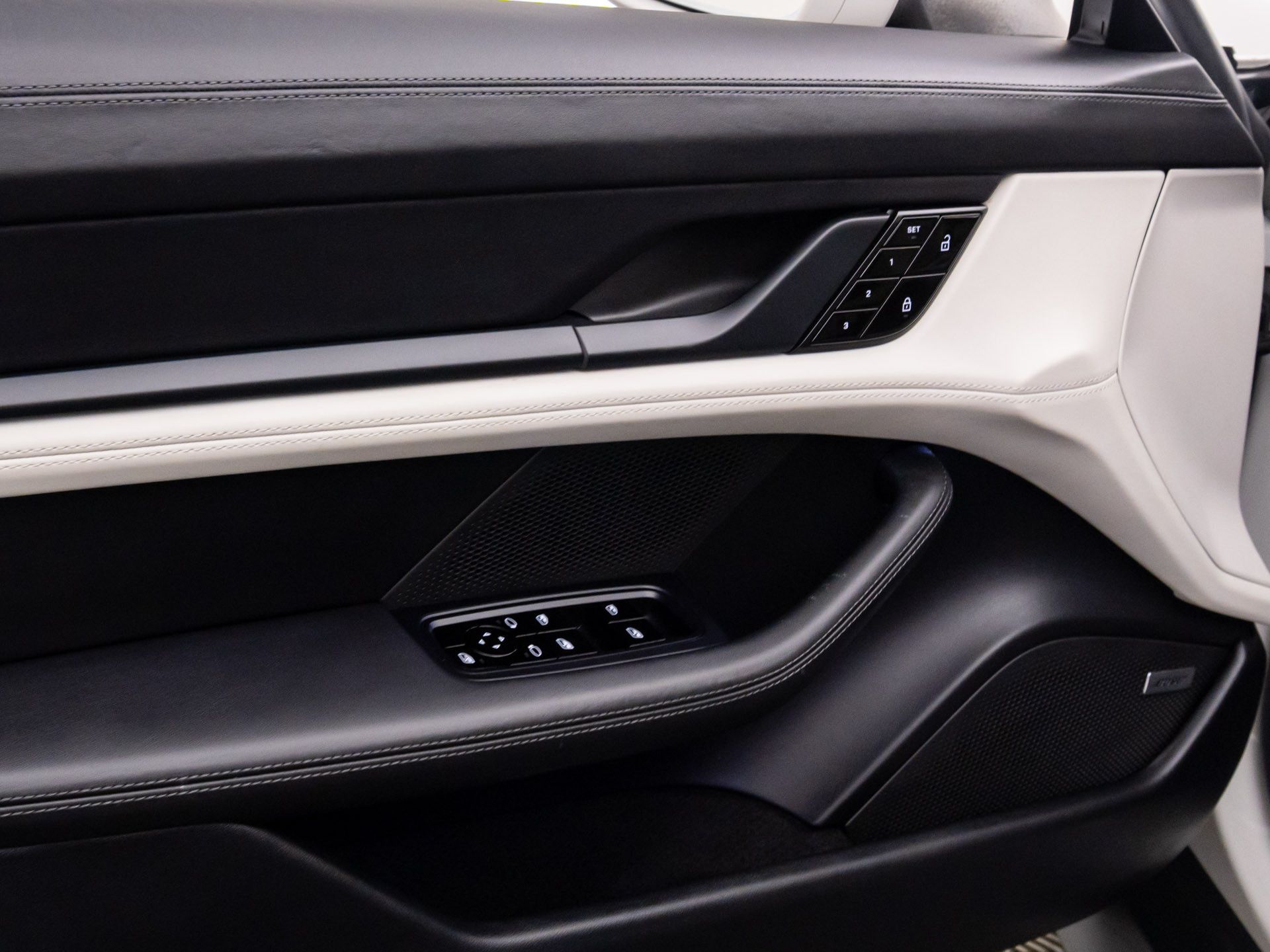 2021 Porsche Taycan Turbo photo 13