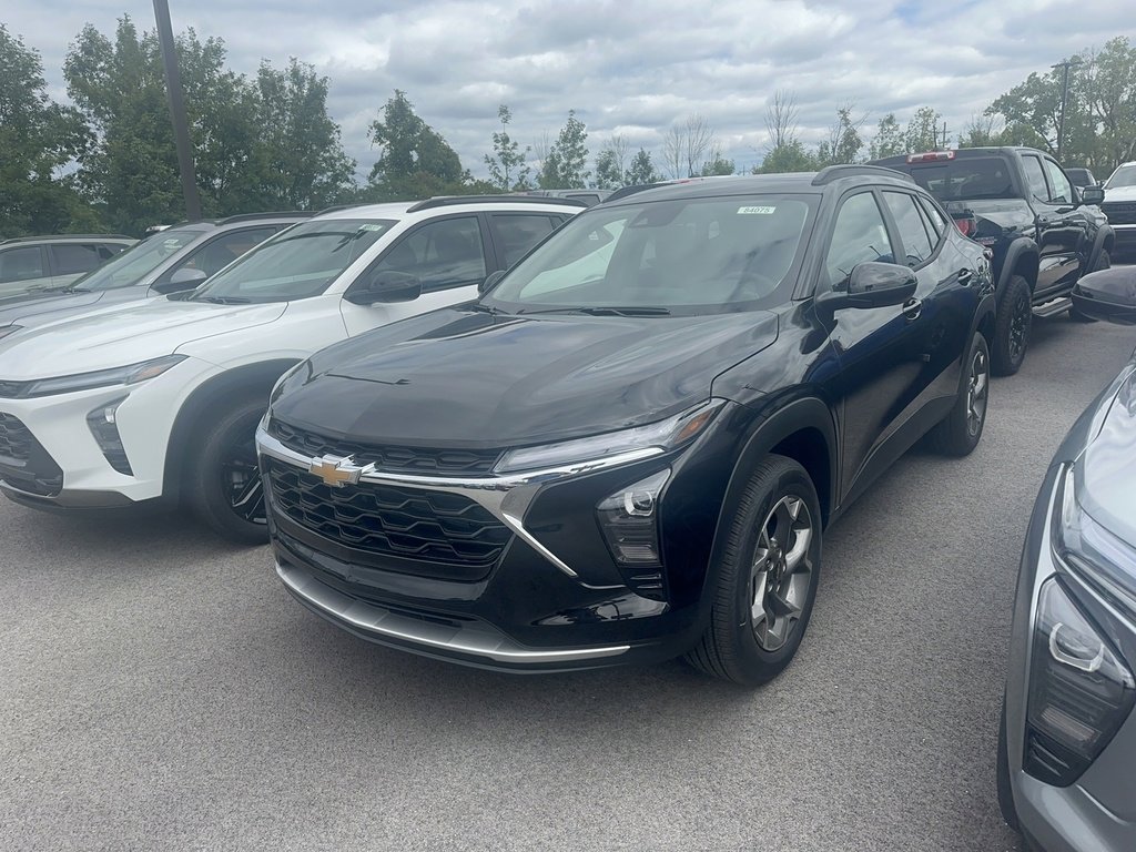 2025 Chevrolet Trax LT photo 2