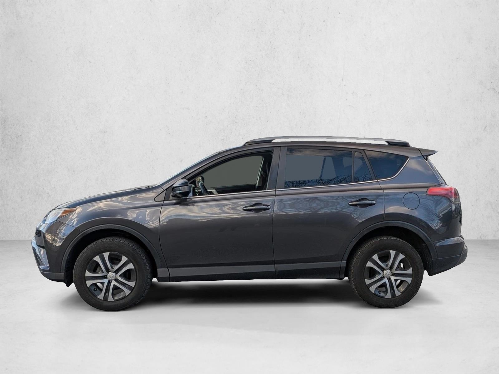 2017 Toyota RAV4 LE photo 3