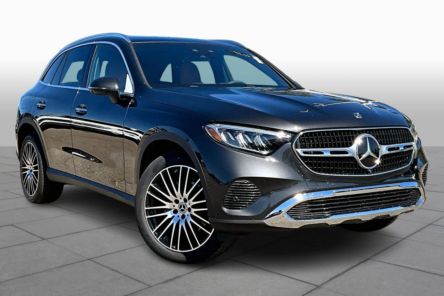2025 Mercedes Benz GLC 300 photo 2