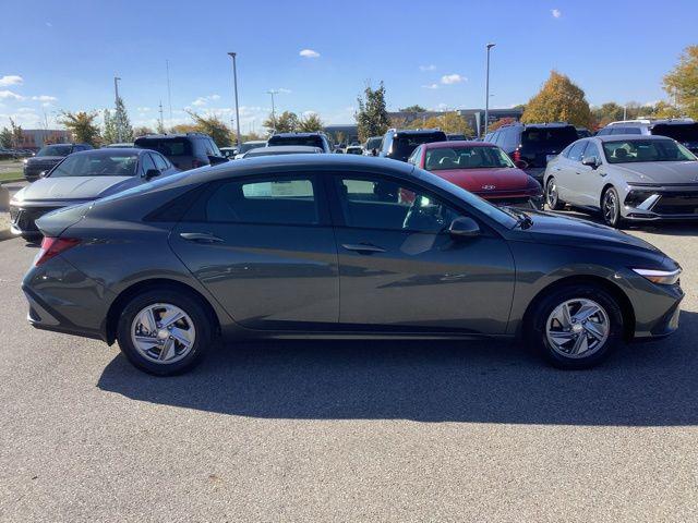 2026 Hyundai Elantra SE photo 4