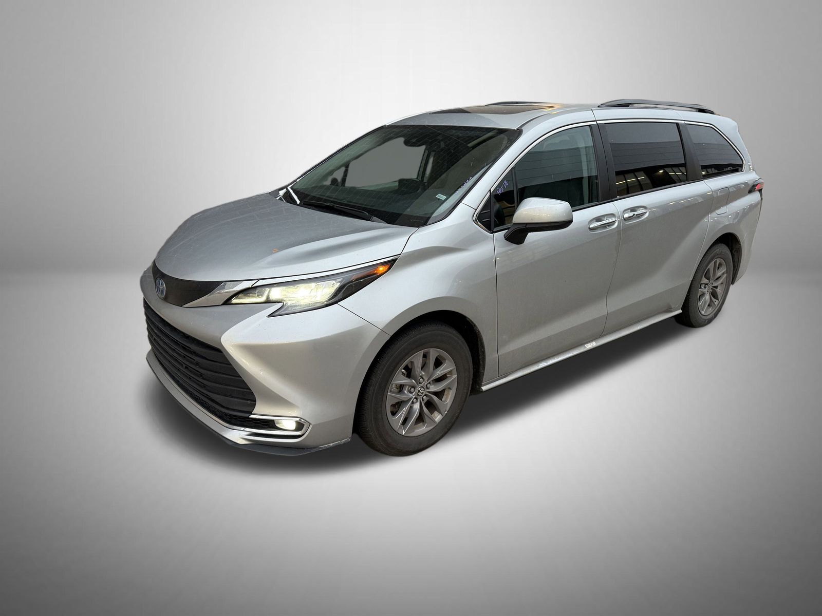 2024 Toyota Sienna XLE's photo