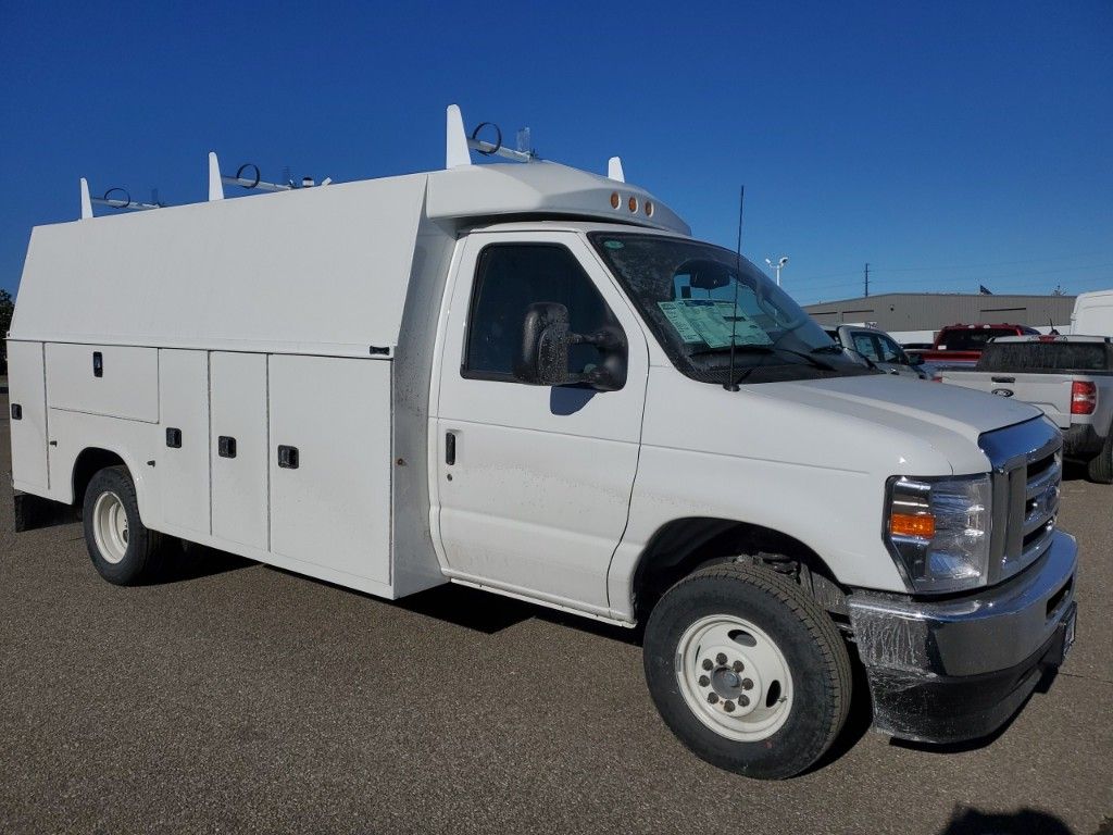 2025 Ford E-Series Cutaway Base's photo