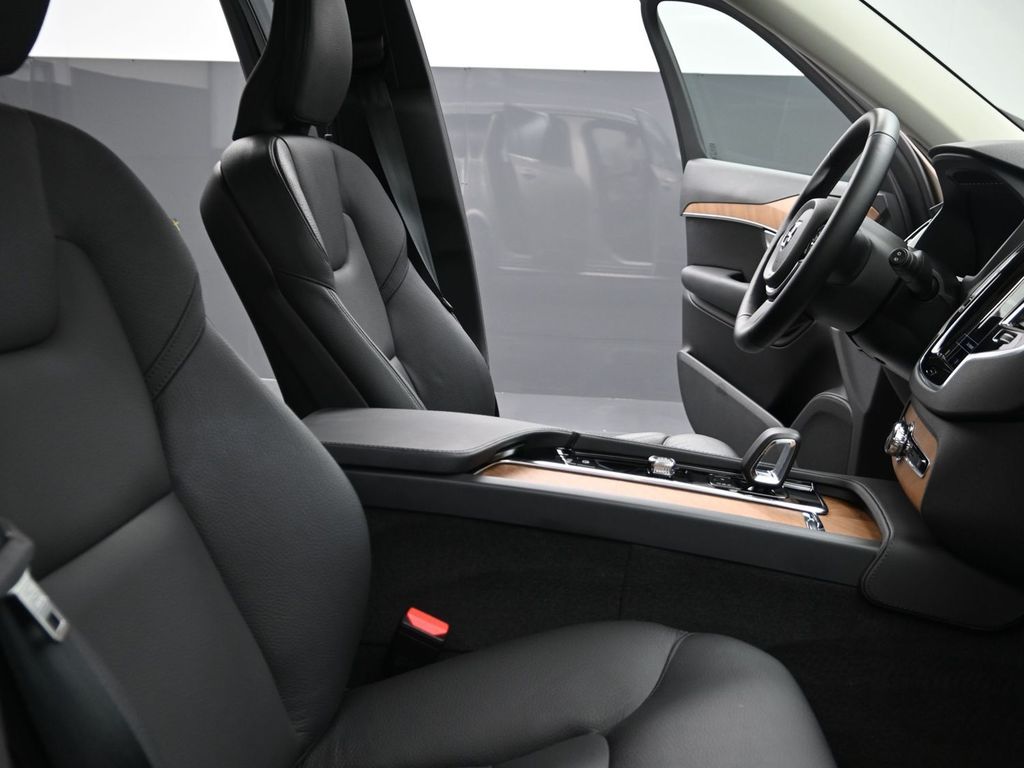 2025 Volvo XC90 T8 Plus photo 13