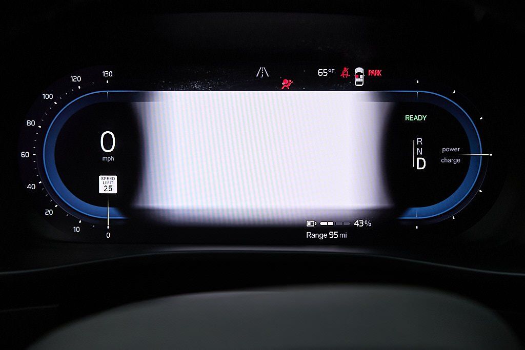 2023 VOLVO XC40 - Image 26