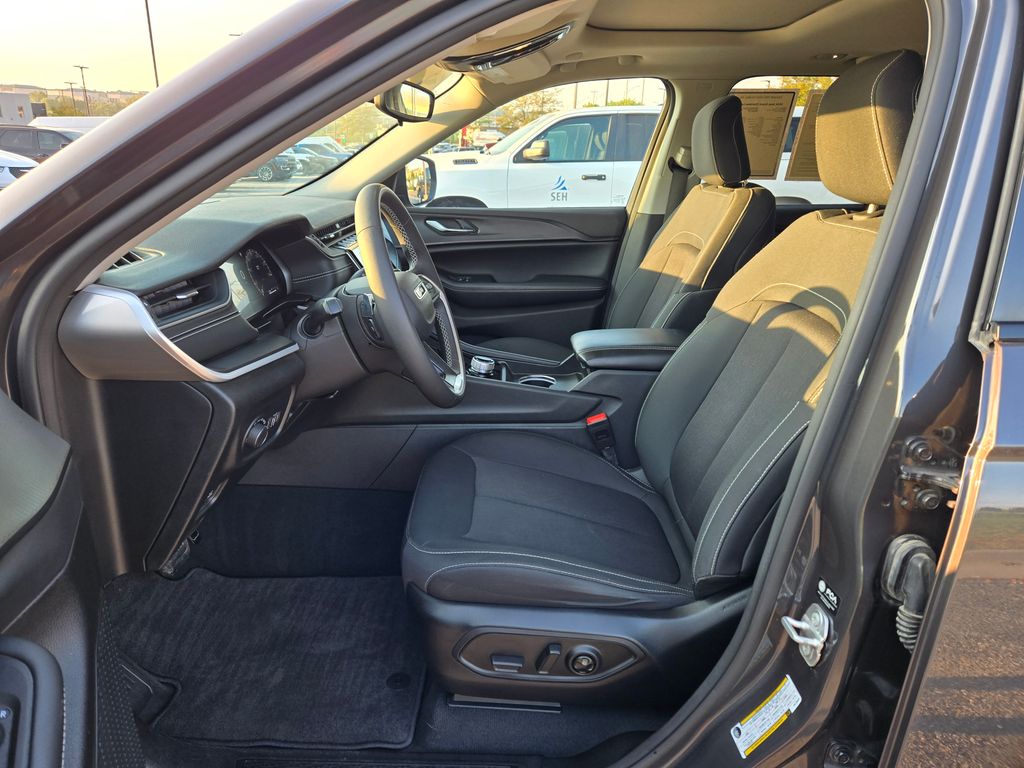 2024 Jeep Grand Cherokee Laredo X photo 12