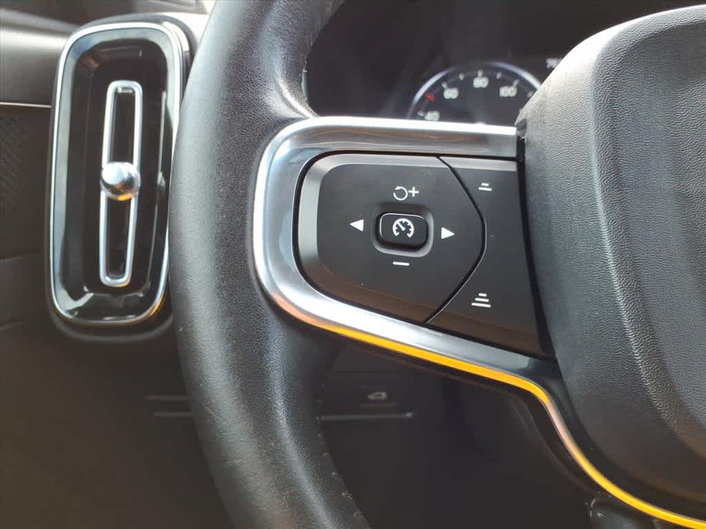 2019 Volvo XC40 R-Design Momentum photo 19