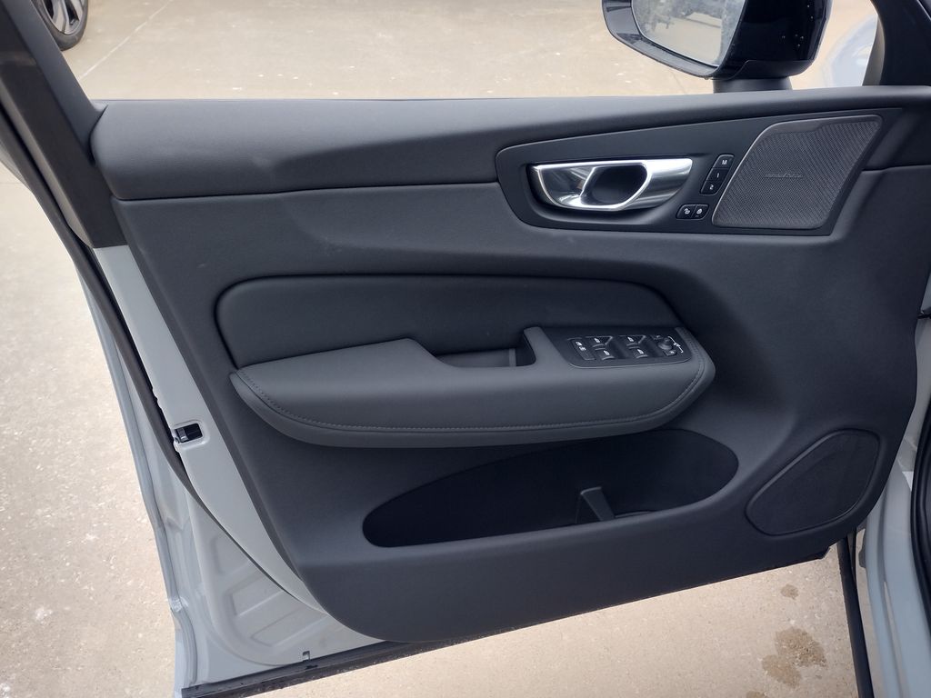 2026 VOLVO XC60 - Image 9