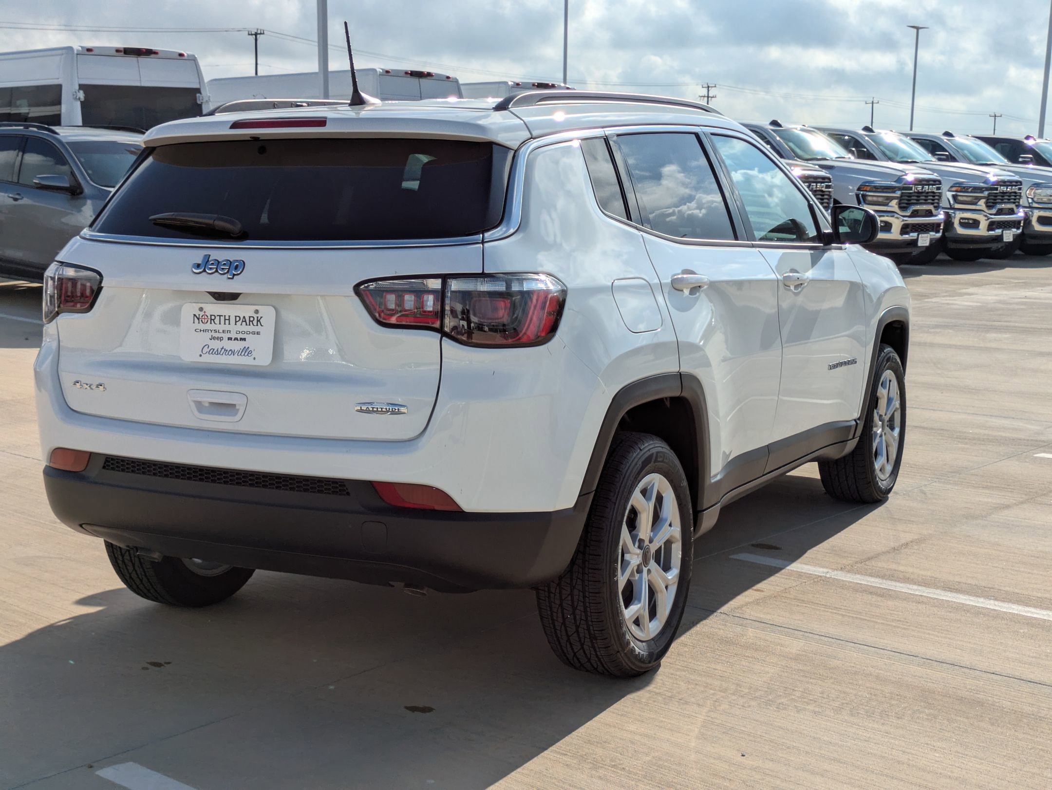 2025 Jeep Compass Latitude photo 3