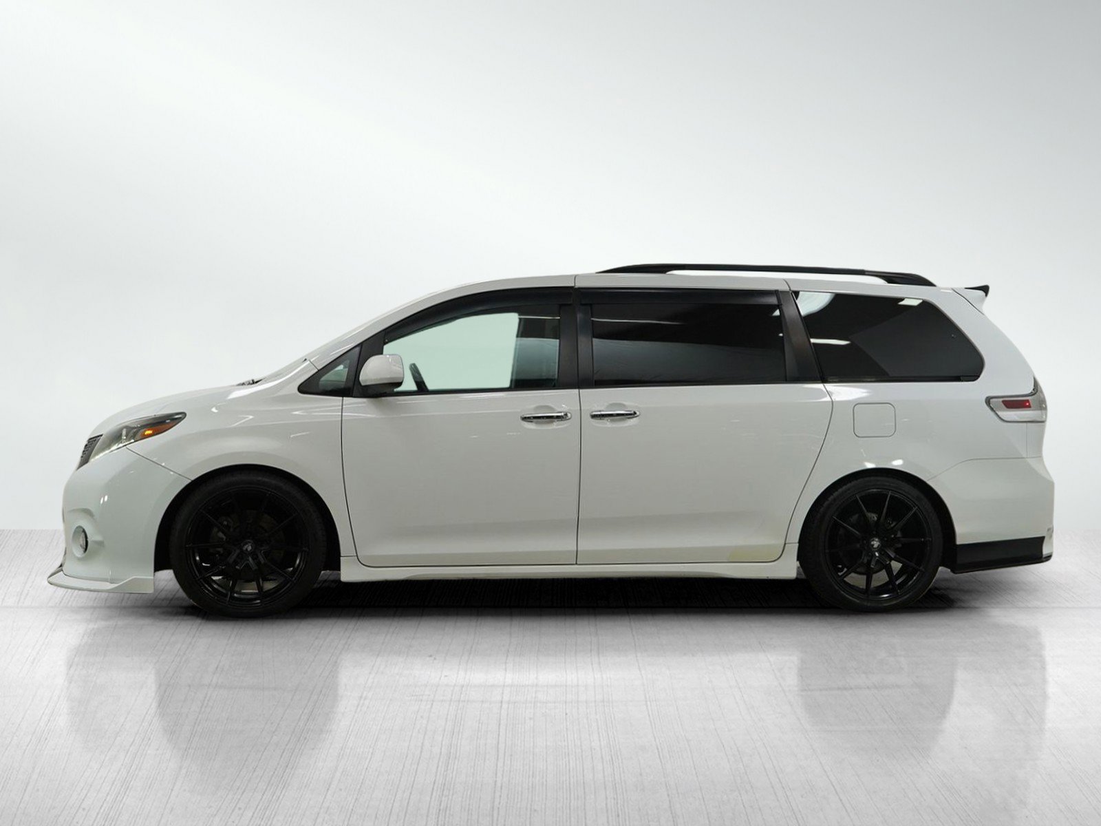 Used 2017 Toyota Sienna SE with VIN 5TDXZ3DC2HS834189 for sale in Wayzata, Minnesota