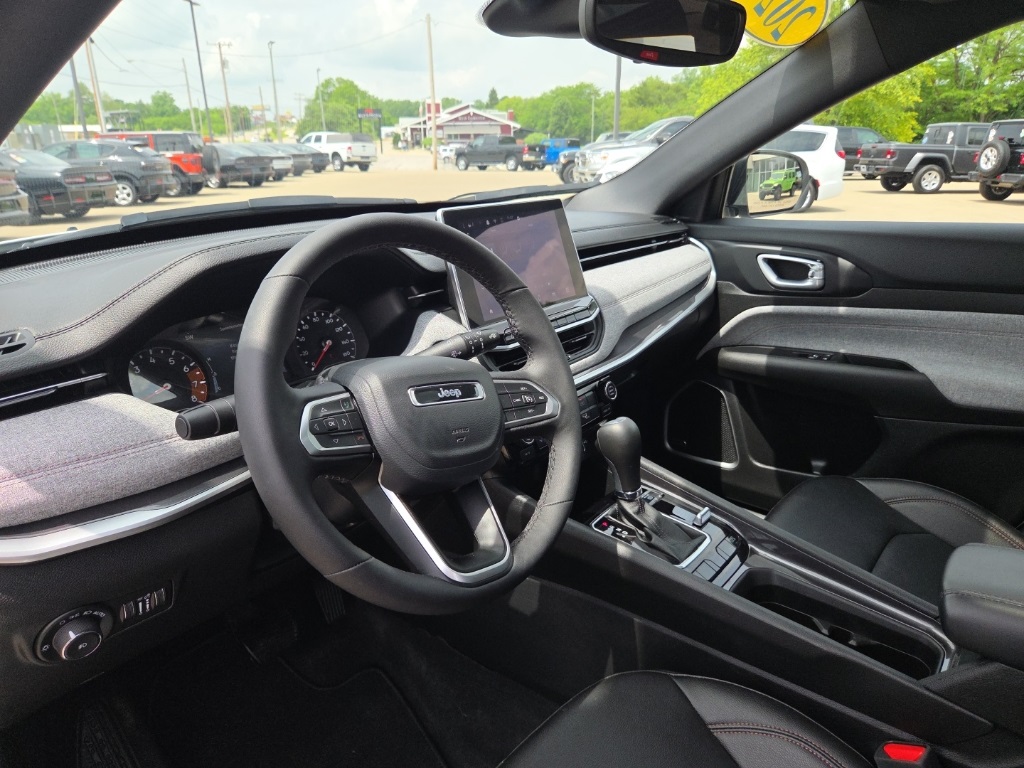 2024 Jeep Compass Latitude Lux photo 10