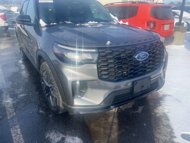 2025 Ford Explorer ST-LINE's photo