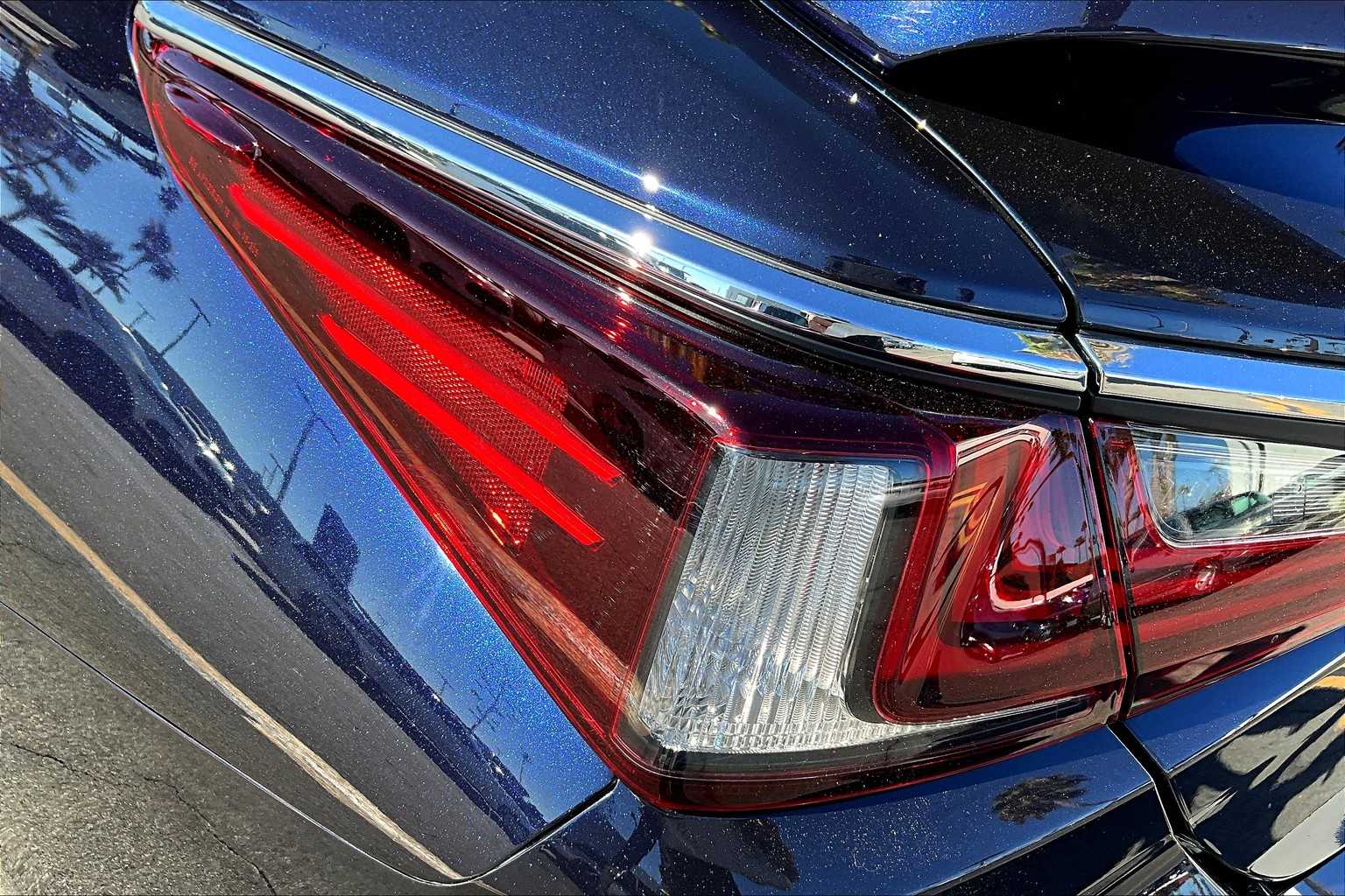 2023 Lexus ES 300h photo 24