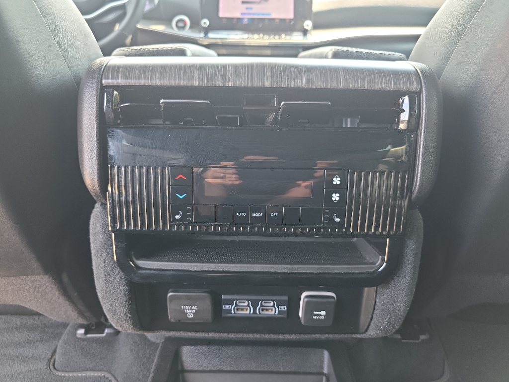 2024 Jeep Wagoneer L Series II photo 27