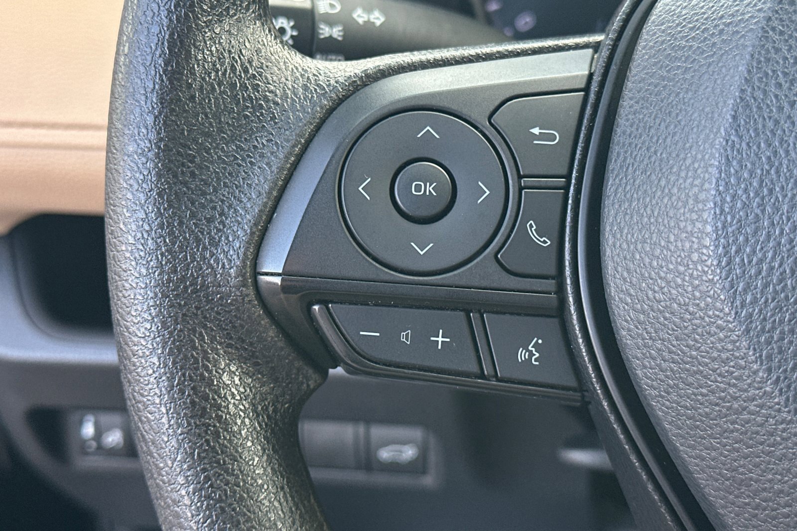 2022 Toyota RAV4 XLE photo 28