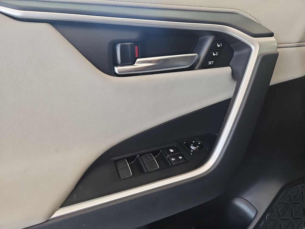 2019 Toyota RAV4 Limited photo 10