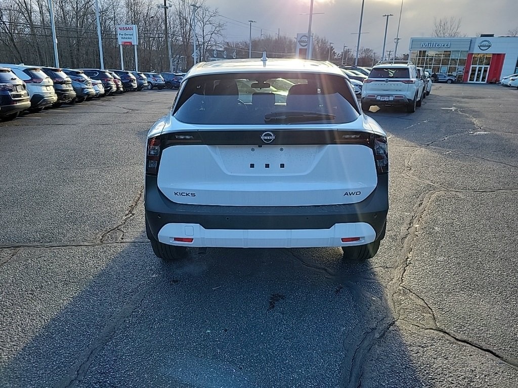 2025 Nissan Kicks SV photo 3
