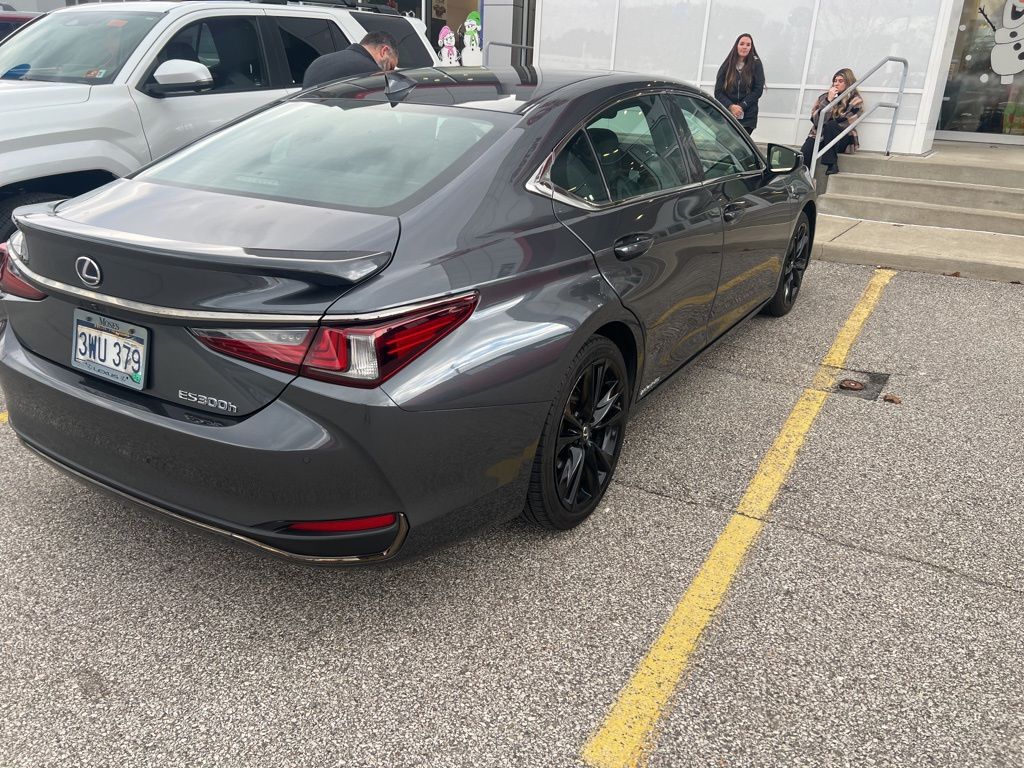 2022 Lexus ES 300h photo 3