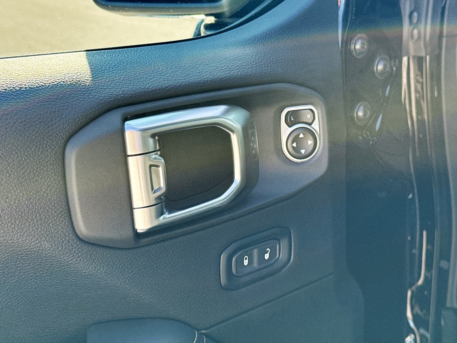 2025 Jeep Wrangler Sahara photo 15