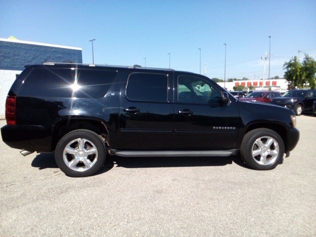 2014 Chevrolet Suburban LT photo 3