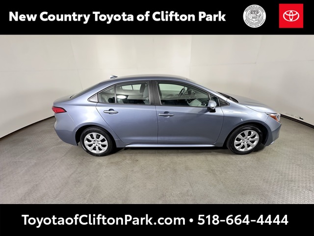 2022 Toyota Corolla LE photo 2