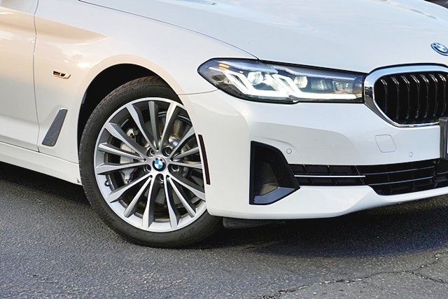 Used 2023 White BMW 530e iPerformance image 3