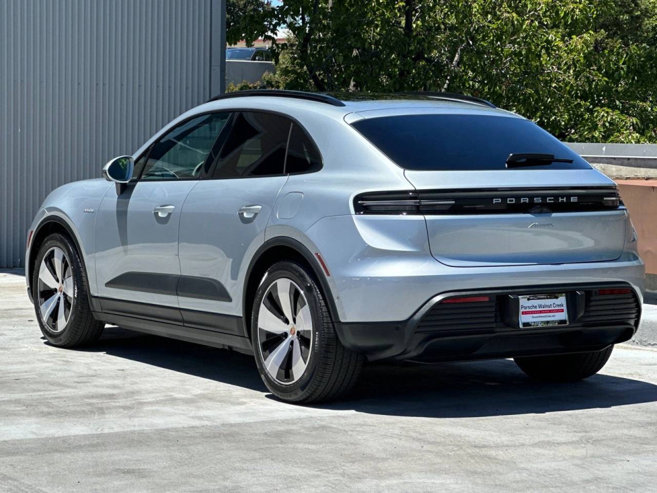 2025 Porsche Macan Electric photo 3