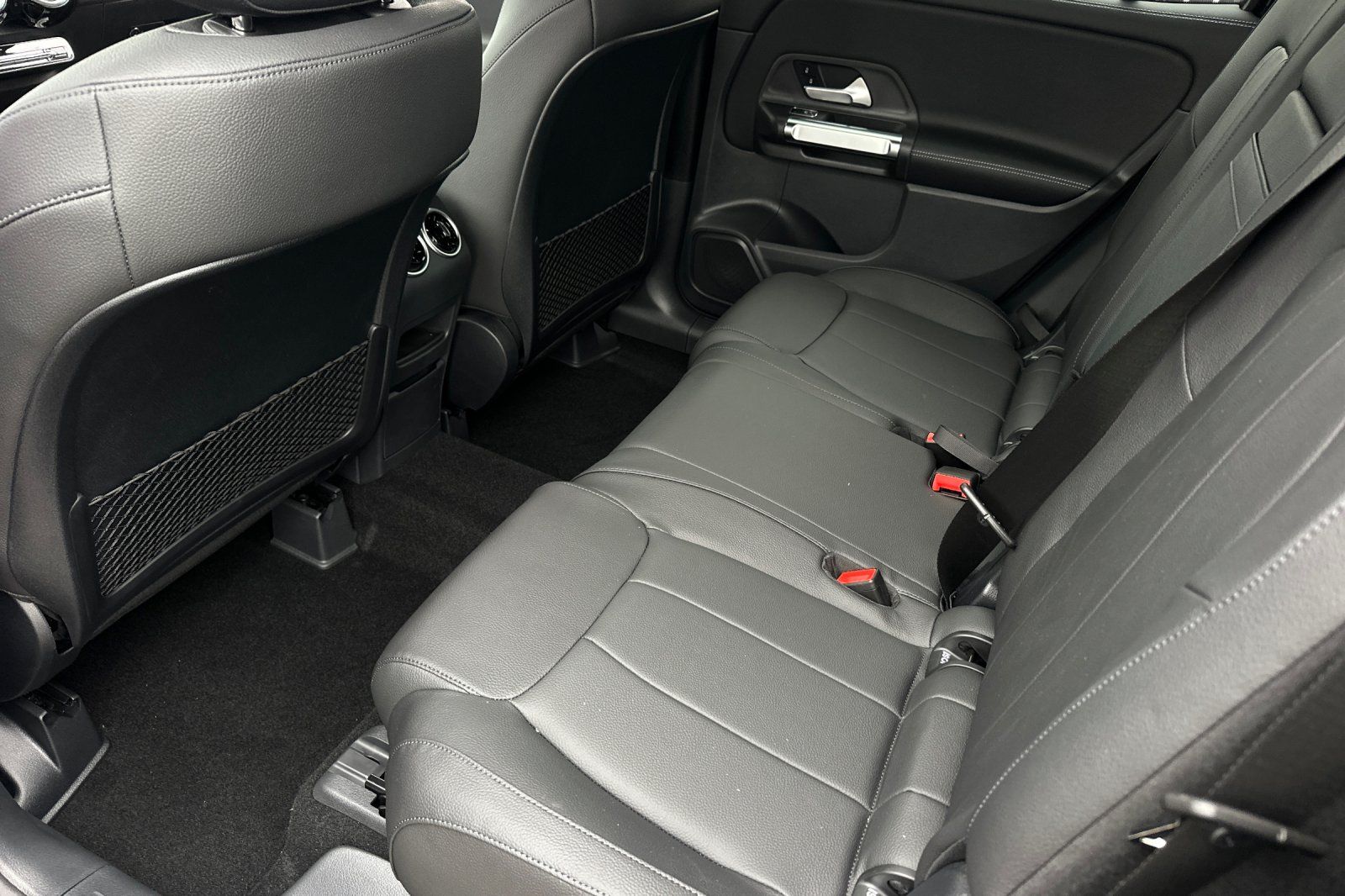 2025 Mercedes Benz GLB 250 photo 8