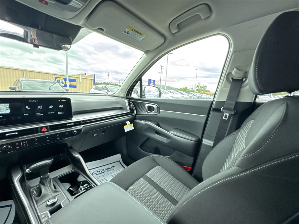 2025 Kia Sorento LX photo 9