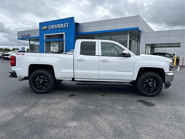 2018 Chevrolet Silverado 1500 LT photo 2