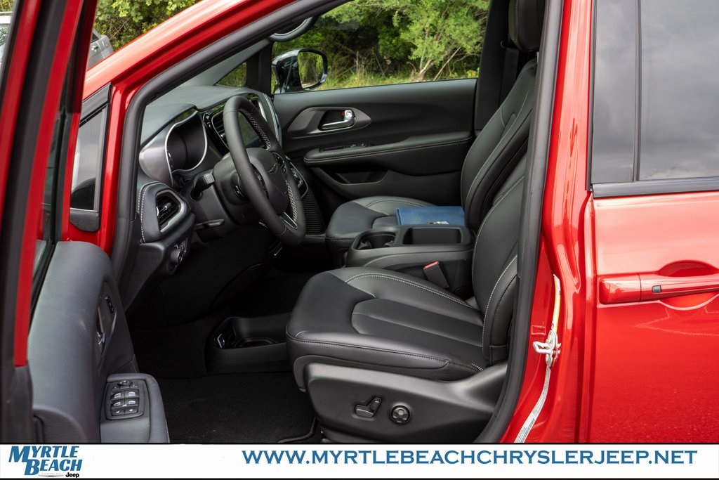 2026 Chrysler Pacifica photo 16