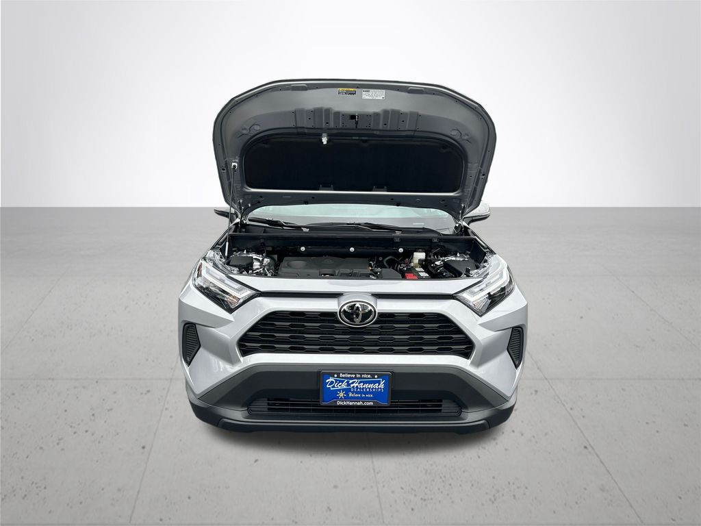 2025 Toyota RAV4 XLE photo 4