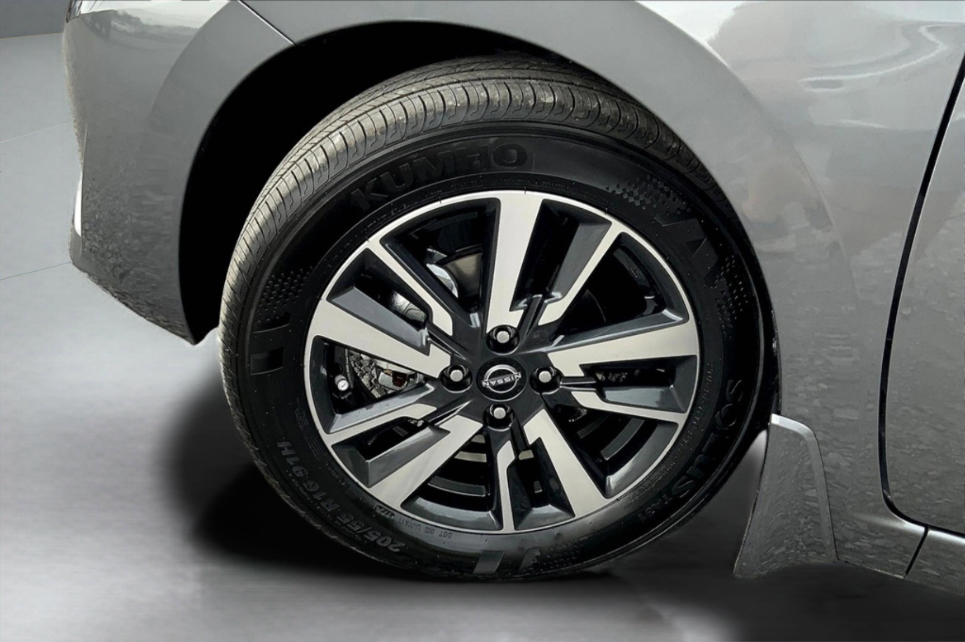 2025 Nissan Versa S photo 11